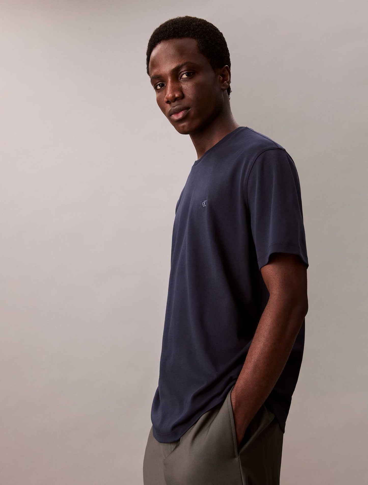 T-shirt da uomo Calvin Klein in cotone Pima blu con girocollo