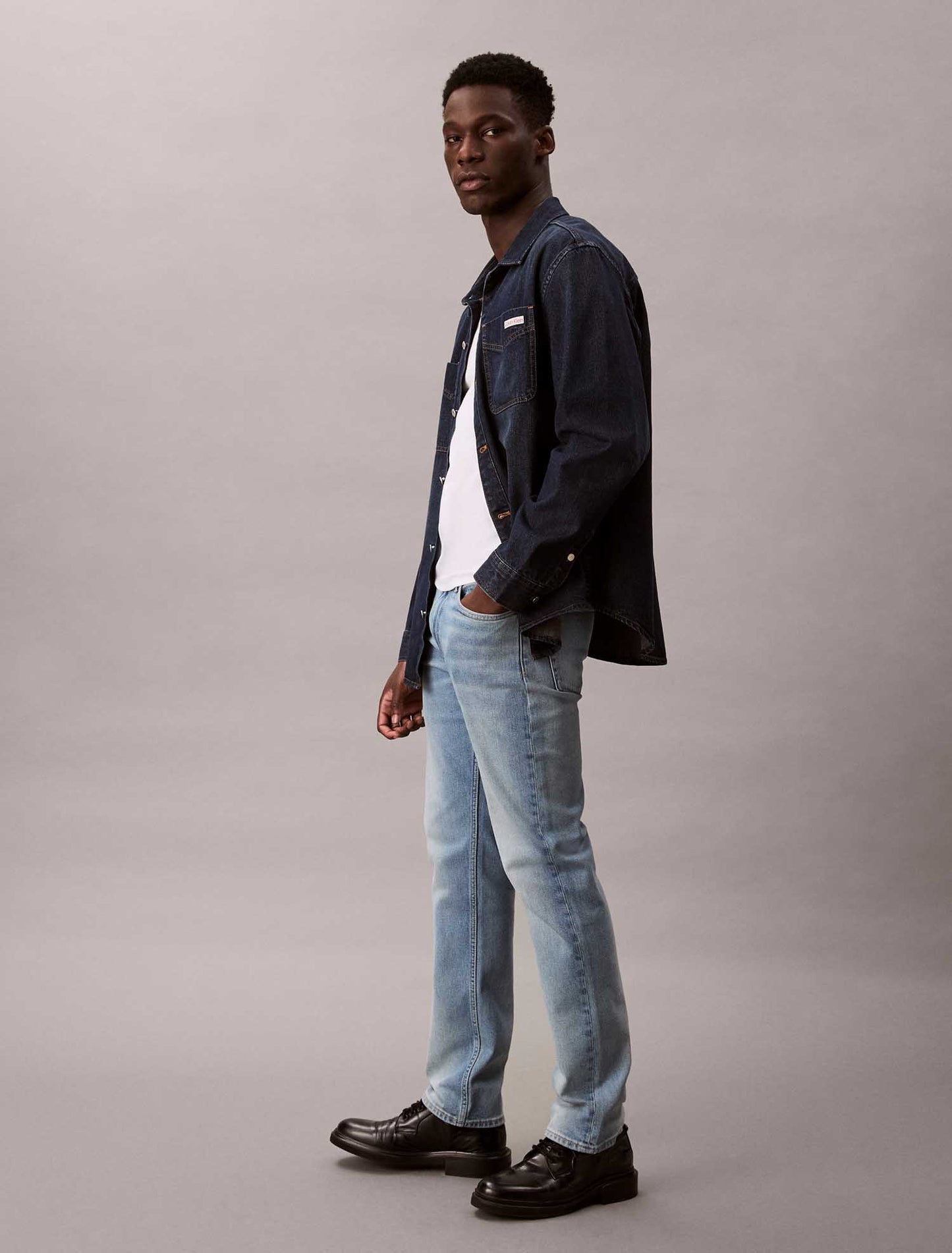 Jeans slim straight in denim chiaro da uomo Calvin Klein