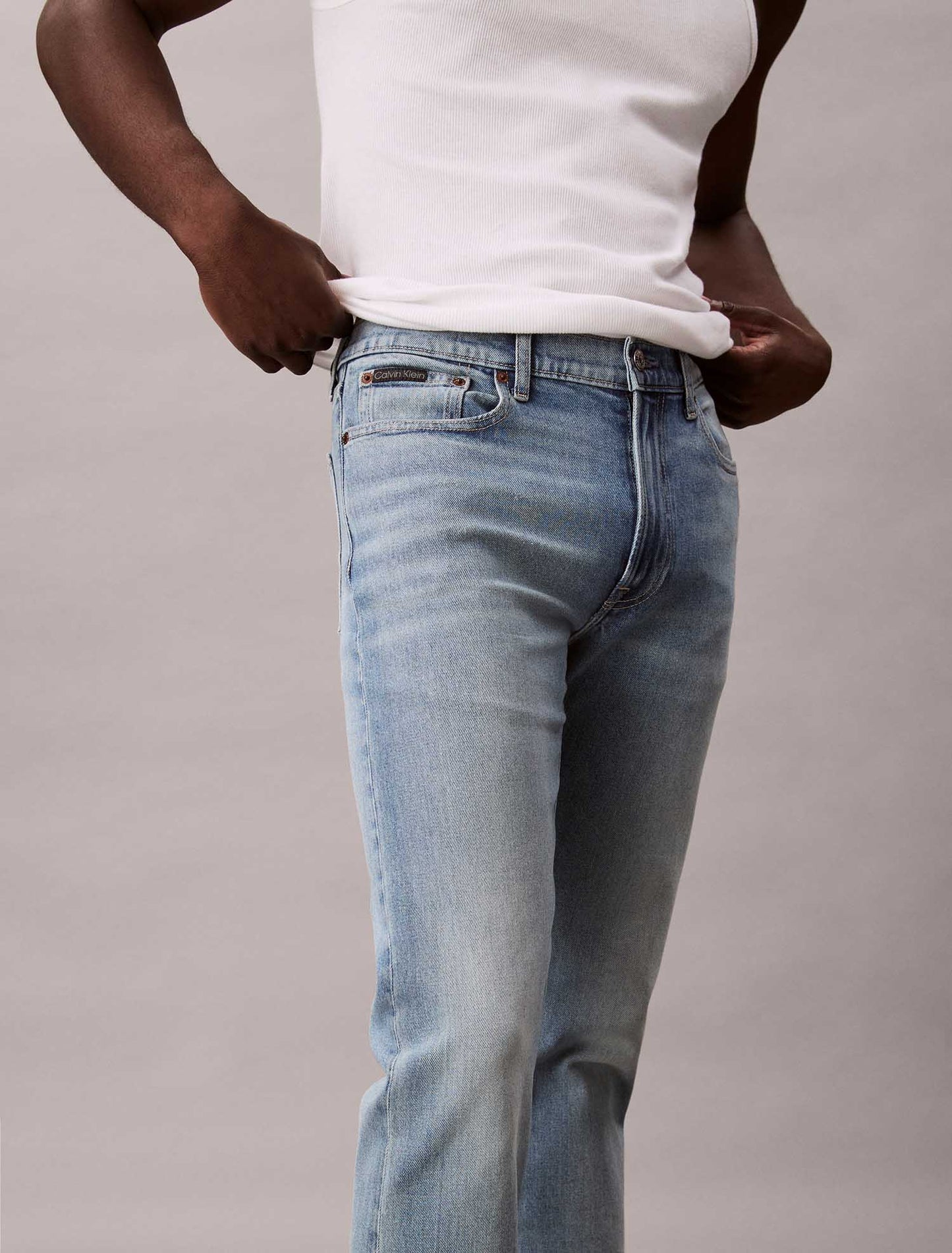 Jeans slim straight in denim chiaro da uomo Calvin Klein
