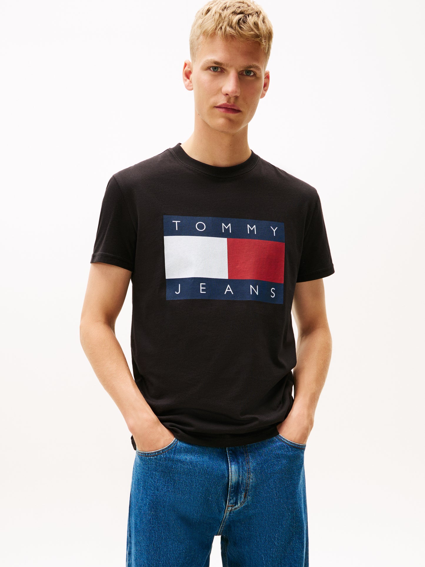 T-SHIRT NERA TOMMY JEANS CON STEMMA BANDIERA DA UOMO