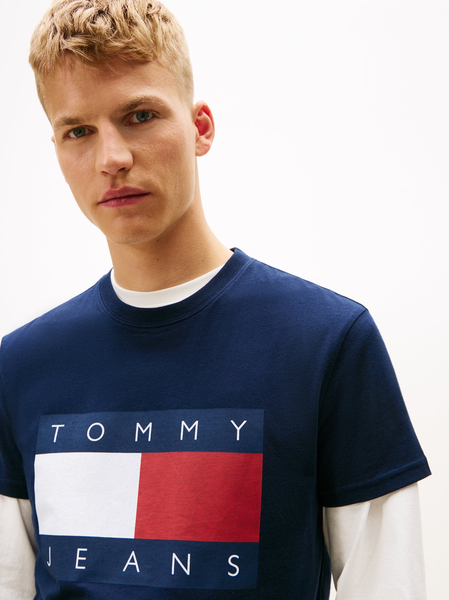 T-SHIRT BLU TOMMY JEANS CON STEMMA BANDIERA DA UOMO