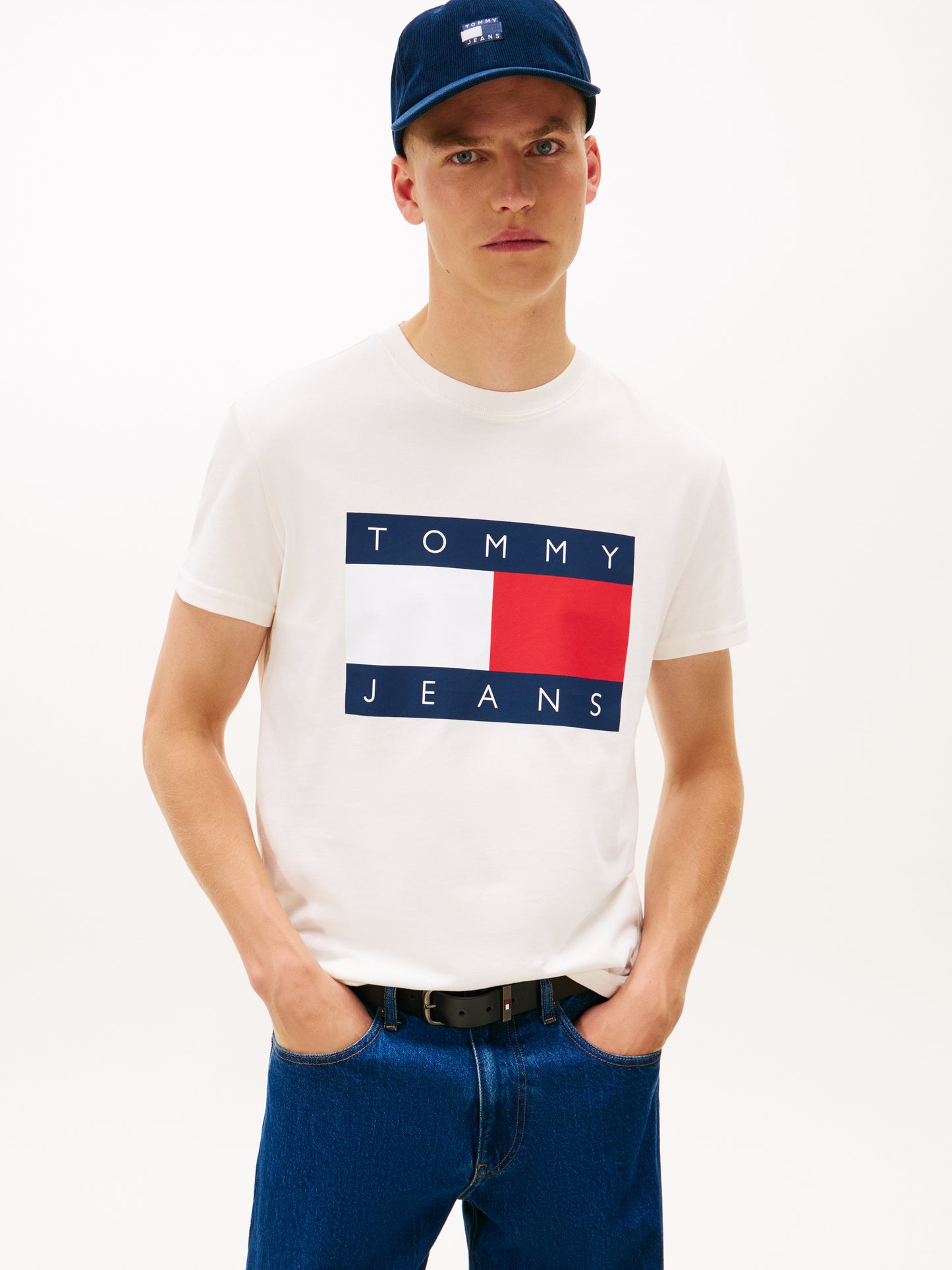 T-SHIRT BIANCA TOMMY JEANS CON STEMMA BANDIERA DA UOMO