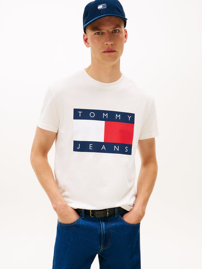 T-SHIRT BIANCA TOMMY JEANS CON STEMMA BANDIERA DA UOMO