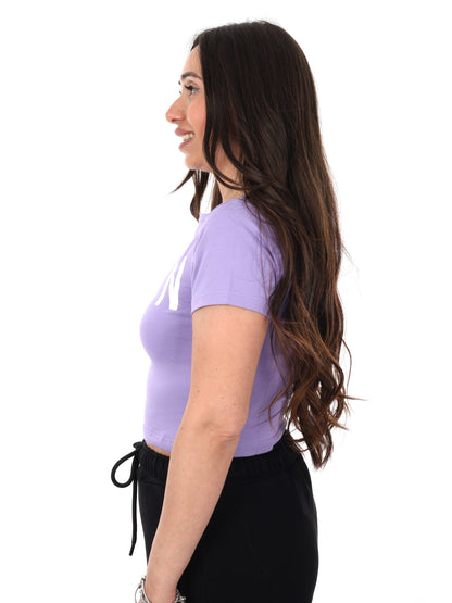 Icon T-shirt crop da donna lilla dal taglio moderno