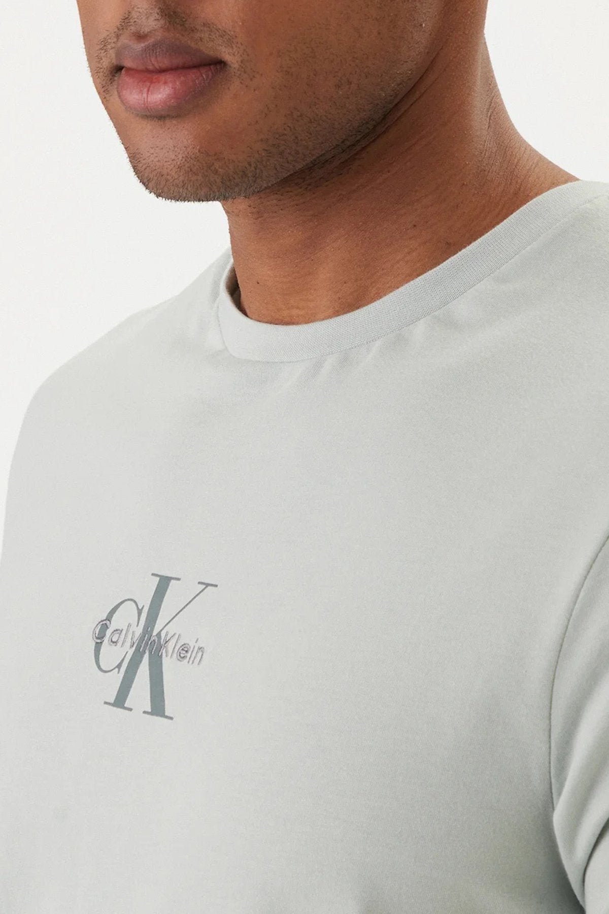 T-shirt verde salvia da uomo Calvin Klein Jeans con logo minimal